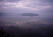 【夜明けを待つ屈斜路湖】2006年5月5日に道東を旅行した際に撮影しました。屈斜路湖は日本最大のカルデラ湖で阿寒国立内に位置します。その湖水の透明度の高さには息を呑みます。撮影時は湖面に空が映り、とても綺麗でした。