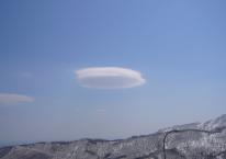 【日勝峠に浮かぶ雲】2006年5月4日に日勝峠で撮影しました。雲の形が面白かったのと、空の青と雲の白のコントラストが美しく、シャッターを押しました。