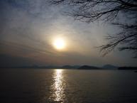 【湖面に射す暁光】2006年5月5日に家族で道東を旅行した際に撮影しました。ひんやりした道東の空気の中、屈斜路湖上に太陽が昇っていく様はとても美しく、感動的でした。