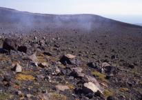 【樽前山】樽前山は標高1024m 現在は噴火の恐れで登山が制限されています。火山灰で赤い大地になっており、あたかも火星のような景観です。山の端を歩く整然とした登山グループの一行は、未来の火星探検隊のごとくに感じられました。
