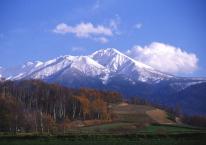 【富良野岳】十勝連峰の南の端にあり、隣の三峰山とともに十勝連峰のなかでも最も植物の多い山として人気がある。秋の紅葉も終わり静かになった山肌を初冠雪がそっと包んでいる。